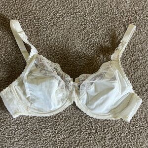 Chantelle 36 C underwire bra. Unworn Beautiful detail